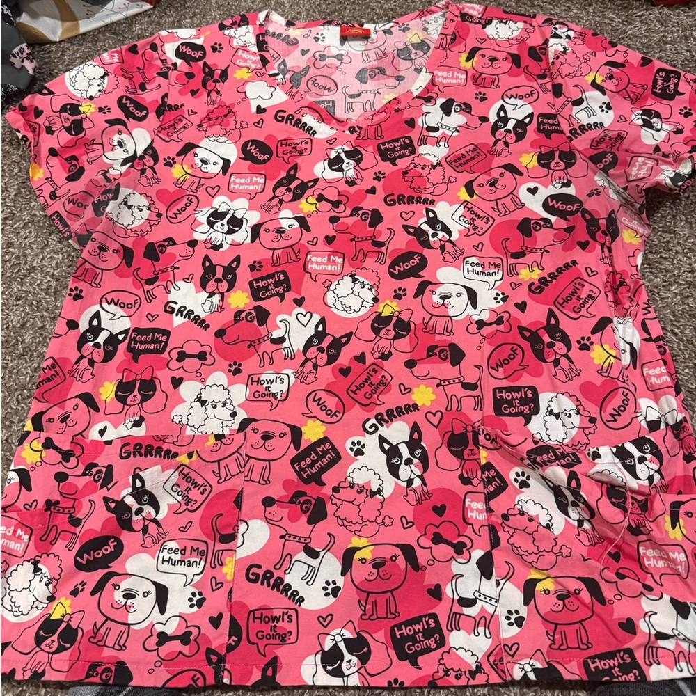 🥝Pink Dog Print scrub top charm pits are a little faded see images